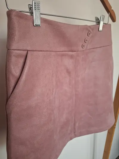 Falda iO corta rosada con botones - miniatura 4