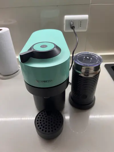 Cafetera Nespresso Vertuo con espumador - miniatura 1