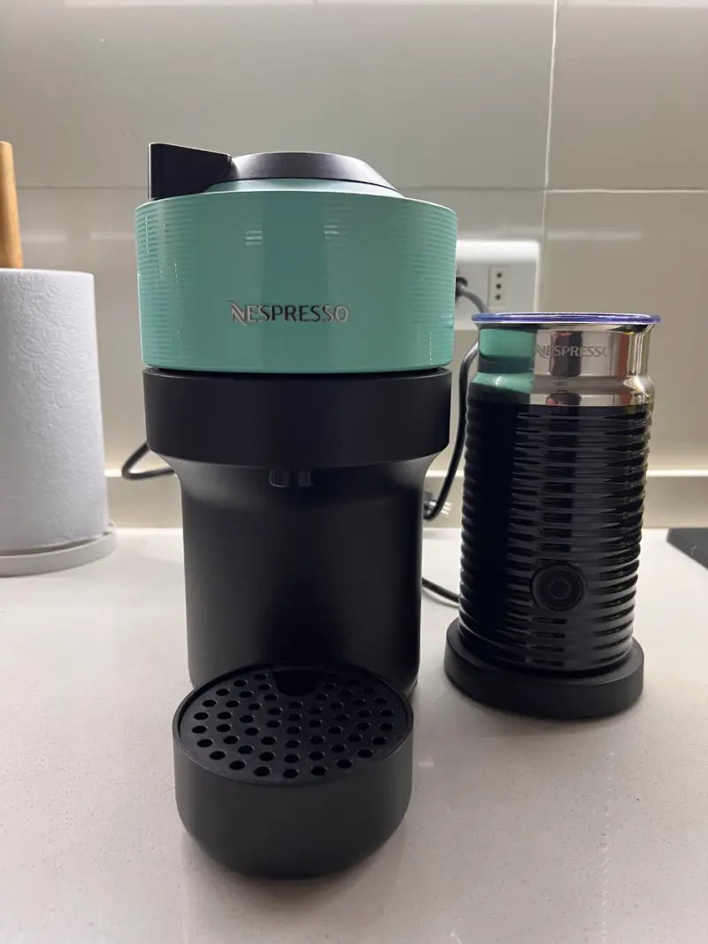 Cafetera Nespresso Vertuo con espumador - 2