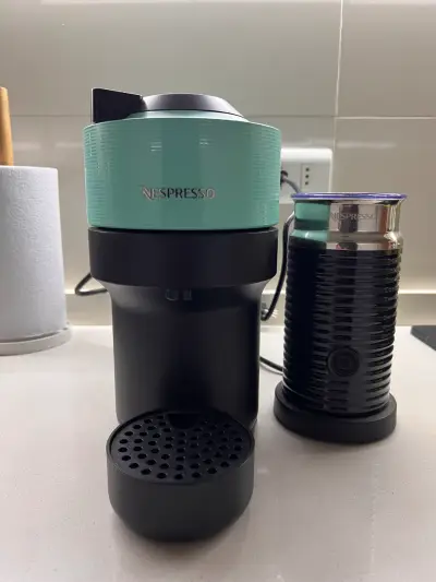 Cafetera Nespresso Vertuo con espumador - miniatura 2