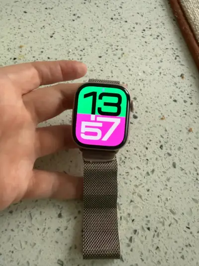 Apple Watch con correa metálica - miniatura 1