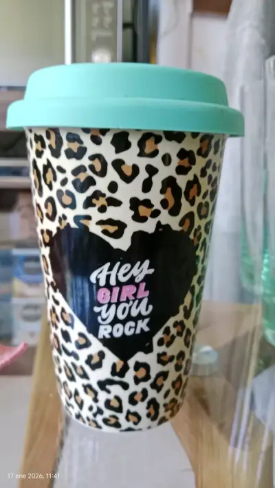 Taza térmica con diseño de leopardo y tapa verde - miniatura 1
