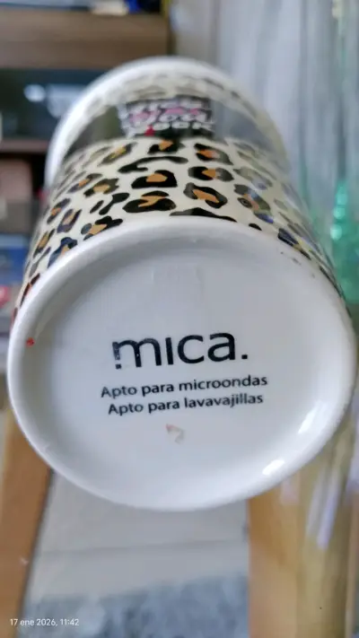 Taza térmica con diseño de leopardo y tapa verde - miniatura 3