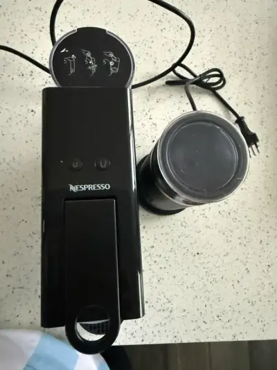 Máquina de café Nespresso con espumador - miniatura 1