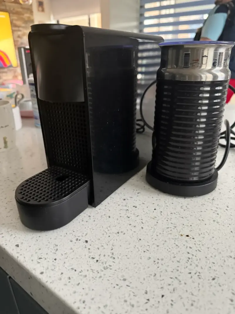 Máquina de café Nespresso con espumador - 2