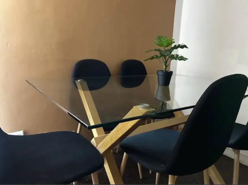 Mesa de Comedor de Vidrio con Sillas Negras - 1