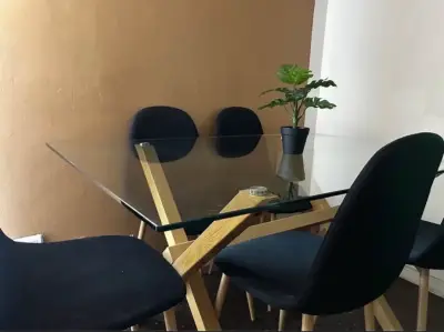 Mesa de Comedor de Vidrio con Sillas Negras - miniatura 1