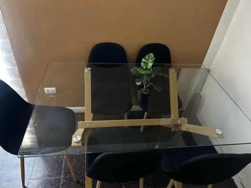 Mesa de Comedor de Vidrio con Sillas Negras - 2