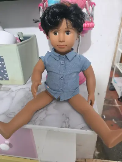Muñeco, silla de peluqueria y accesorios our gen - miniatura 1
