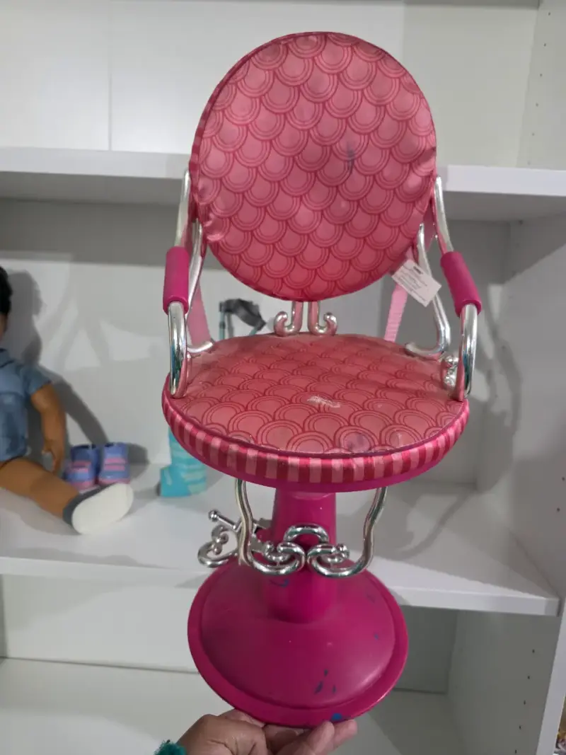 Muñeco, silla de peluqueria y accesorios our gen - 2