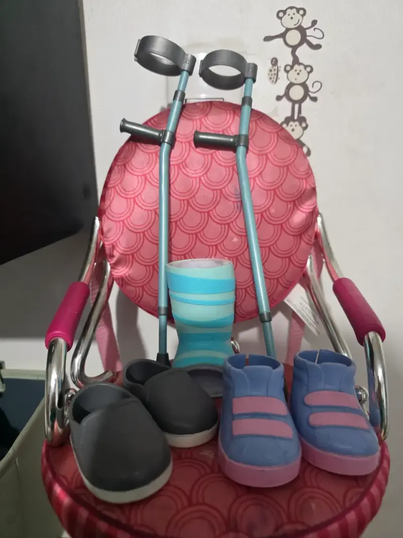 Muñeco, silla de peluqueria y accesorios our gen - 3