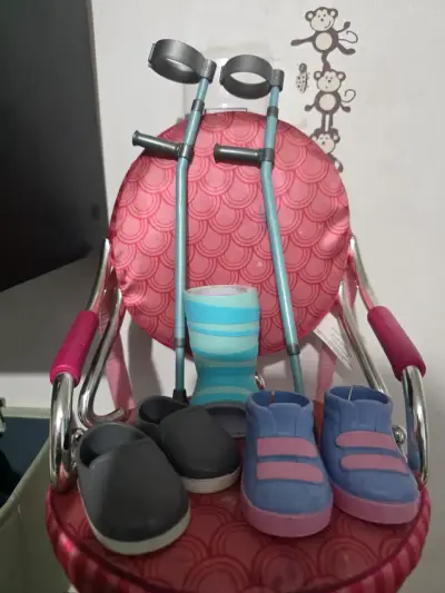 Muñeco, silla de peluqueria y accesorios our gen - miniatura 3