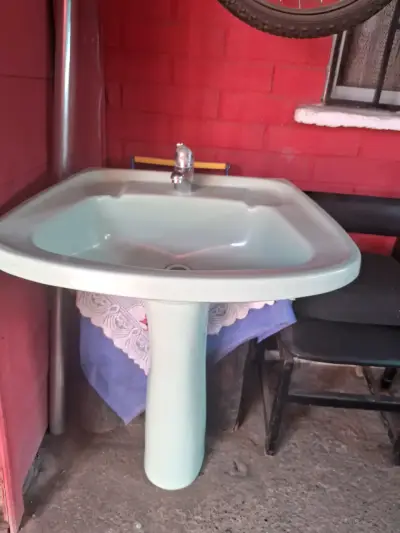 Lavamanos de cerámica con pedestal y grifería - miniatura 1