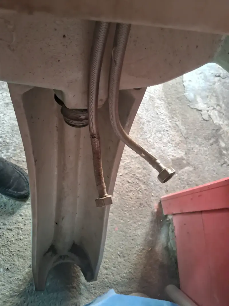 Lavamanos de cerámica con pedestal y grifería - 2