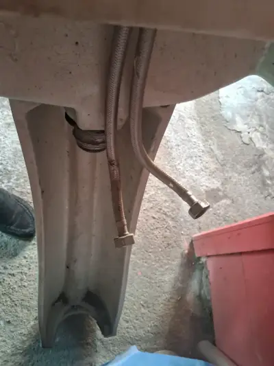 Lavamanos de cerámica con pedestal y grifería - miniatura 2