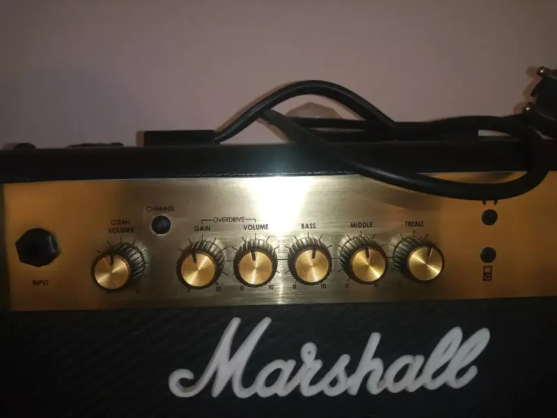 Amplificador Marshall MG15 (Clean x Overdrive) - 3