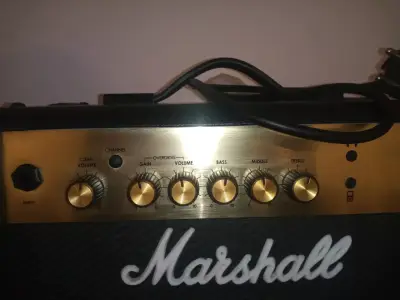 Amplificador Marshall MG15 (Clean x Overdrive) - miniatura 3