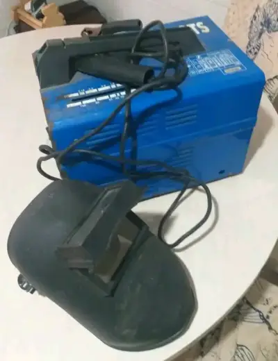 Soldadora Tecnoarc 1550TS con máscara - miniatura 1