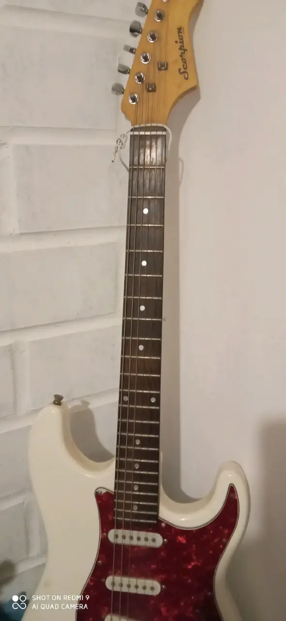 Guitarra eléctrica Scorpion blanca - 2