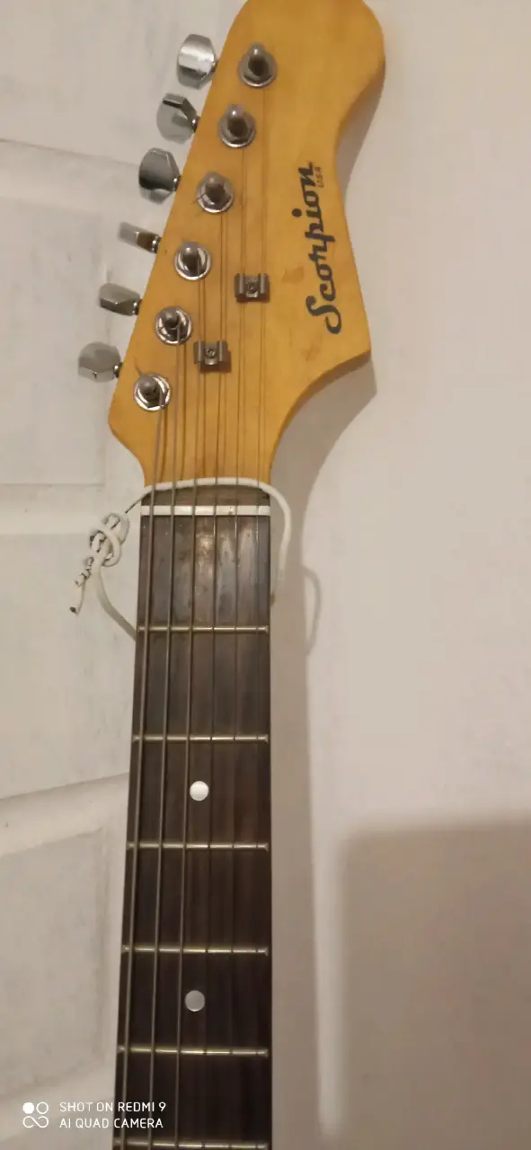 Guitarra eléctrica Scorpion blanca - 3
