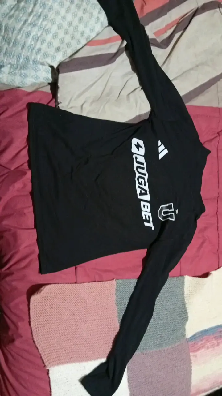 Polera negra de manga larga con logo promera capa - 1