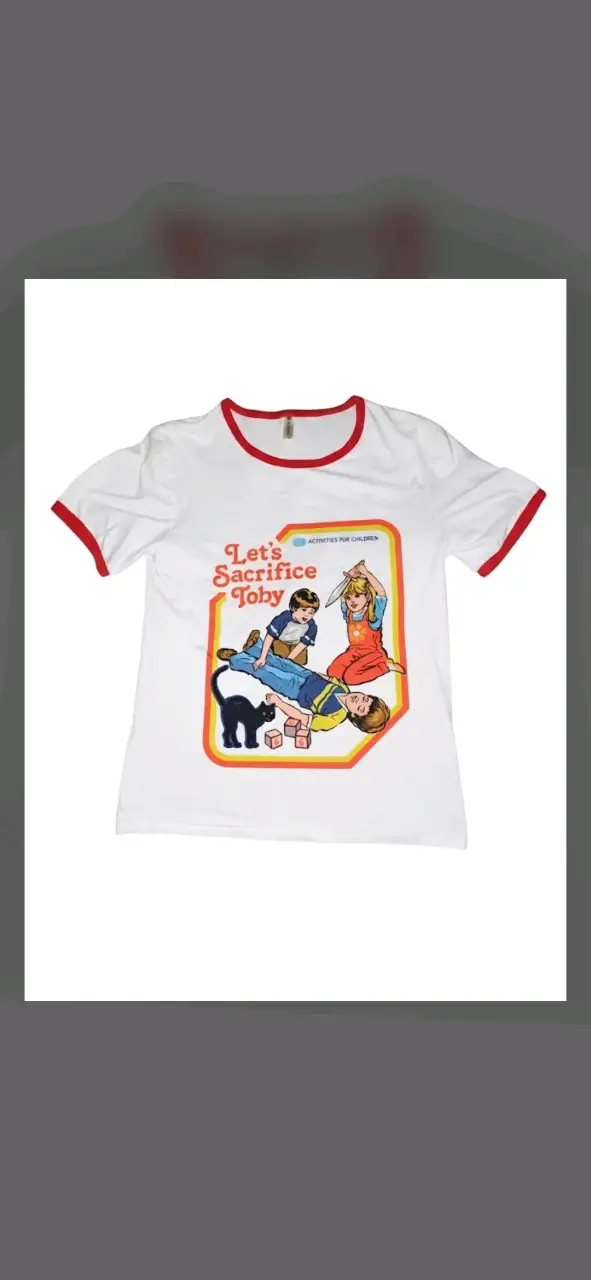 Polera blanca con diseño retro