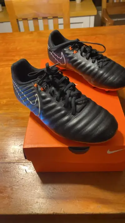 Botines Zapatos de fútbol Nike Tiempo negros - miniatura 1
