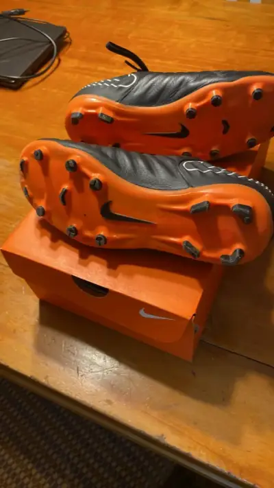 Botines Zapatos de fútbol Nike Tiempo negros - miniatura 5