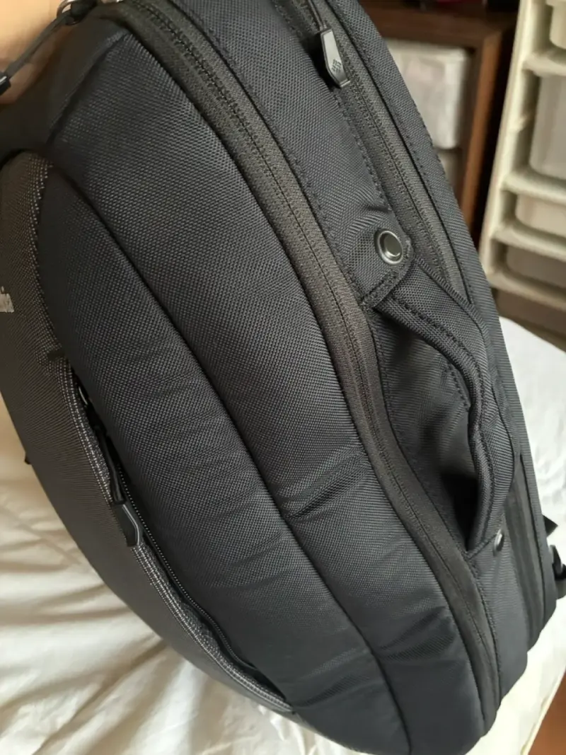Mochila Columbia negra con compartimentos múltiples - 3