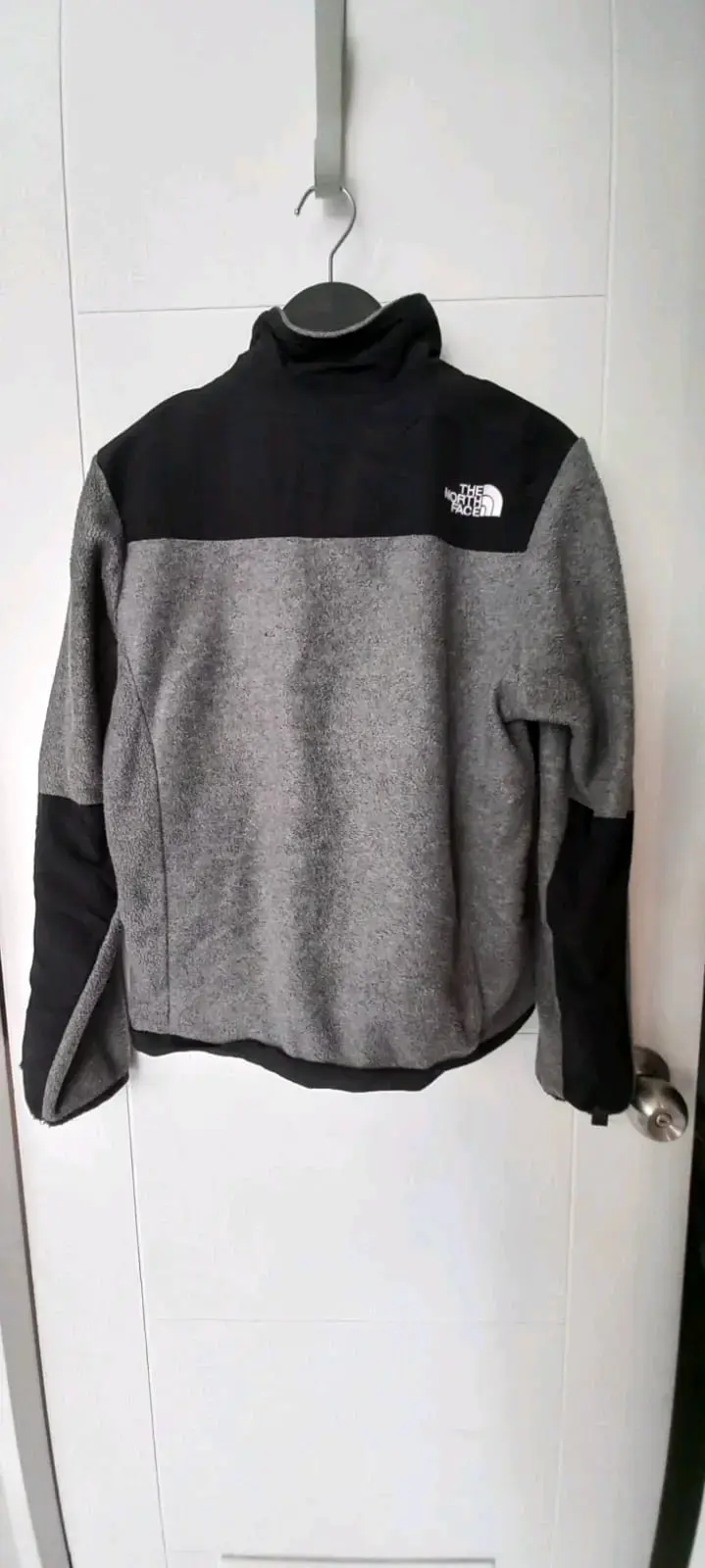 Chaqueta polar The North Face gris y negra - 2