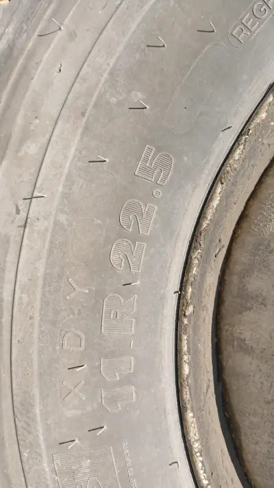 Neumático 11R22.5 para camión en buen estado - miniatura 1