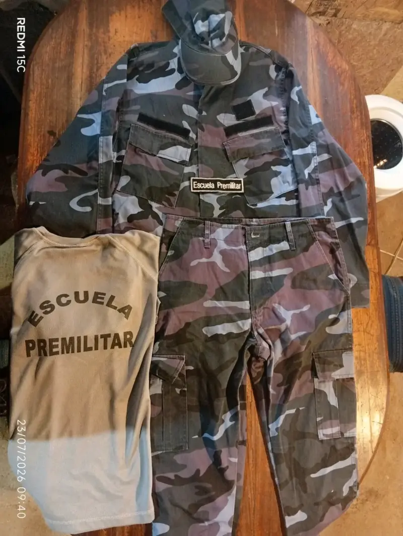 Uniforme camuflado premilitar con polera