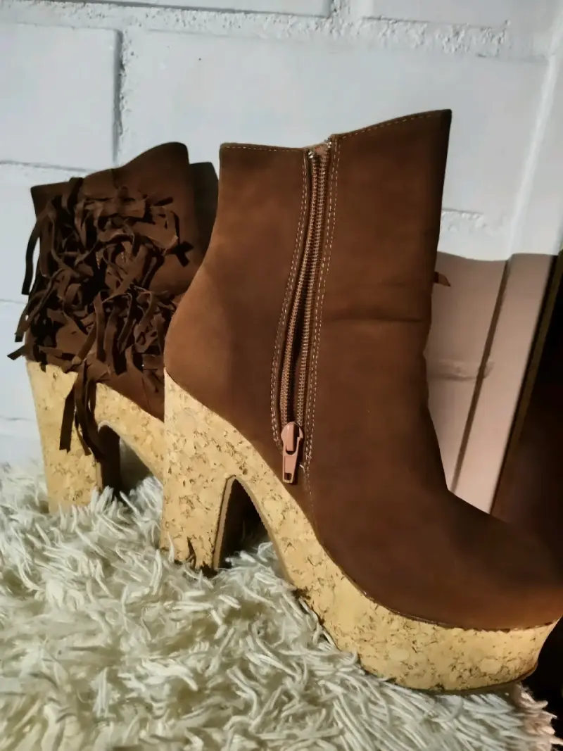 Botines de plataforma marrones con flecos
