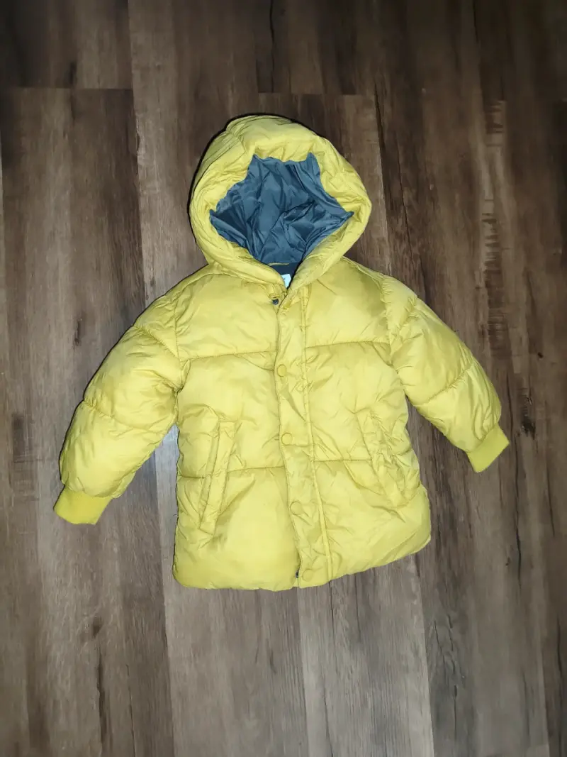 Chaqueta acolchada amarilla para niño con capucha