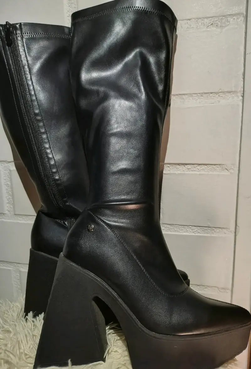 Botas negras de plataforma alta para mujer