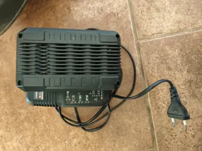 Cortadora de césped eléctrica roja con cargador - miniatura 1