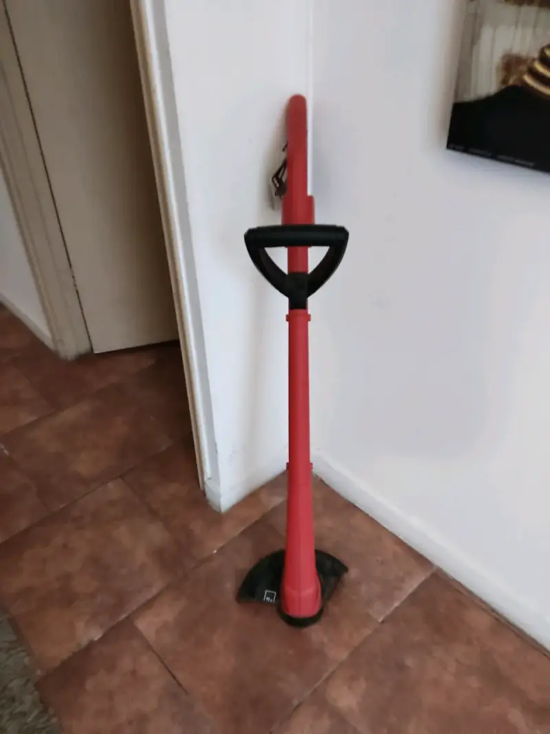 Cortadora de césped eléctrica roja con cargador - 2