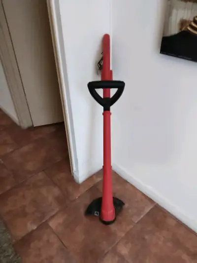 Cortadora de césped eléctrica roja con cargador - miniatura 2