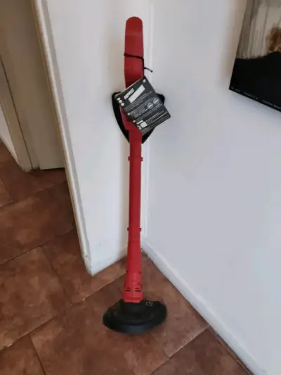 Cortadora de césped eléctrica roja con cargador - miniatura 3