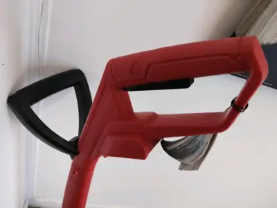 Cortadora de césped eléctrica roja con cargador - miniatura 4