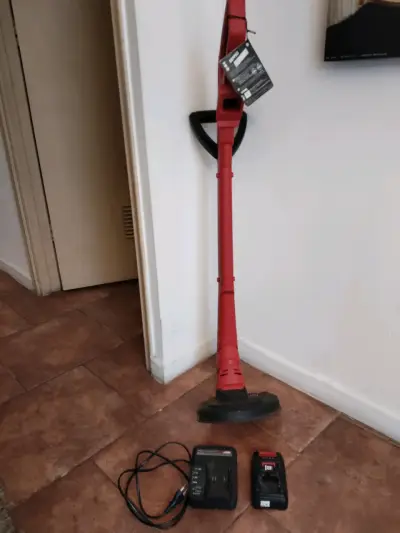 Cortadora de césped eléctrica roja con cargador - miniatura 5