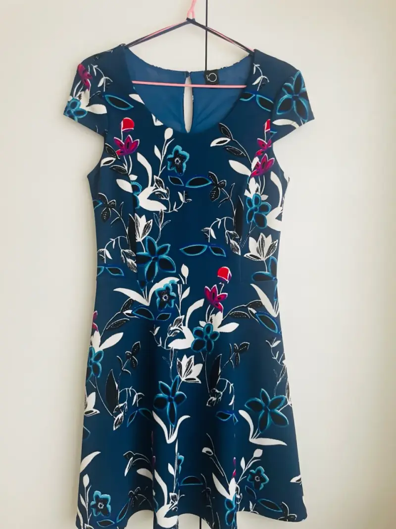 Vestido floral azul con diseño moderno iO - 1