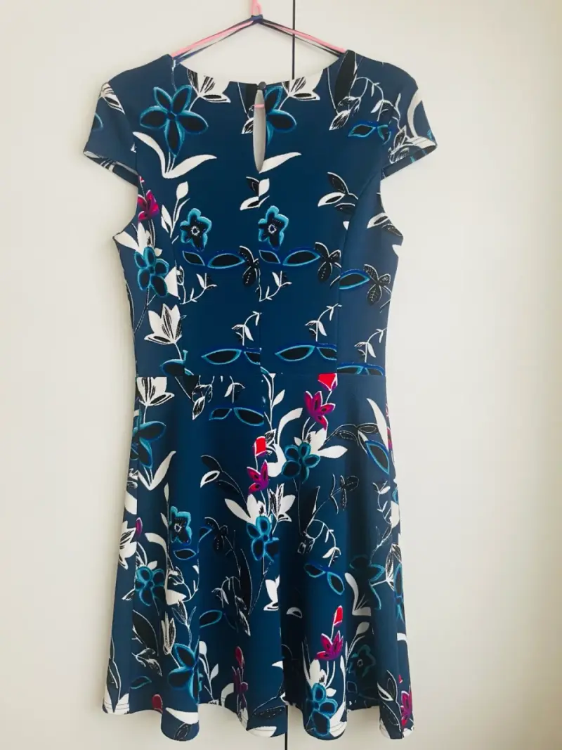 Vestido floral azul con diseño moderno iO - 2