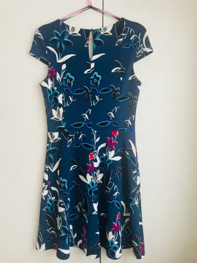 Vestido floral azul con diseño moderno iO - miniatura 2