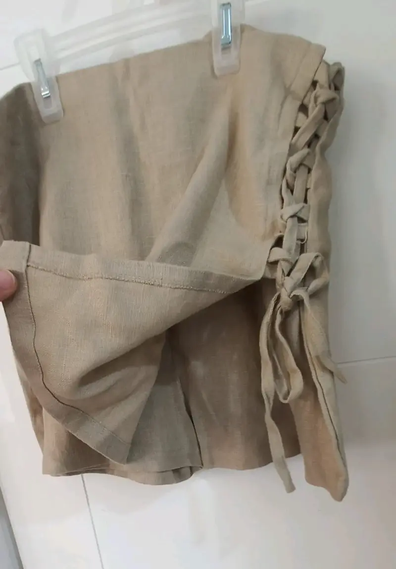 Shorts de lino beige con detalle lateral - 2