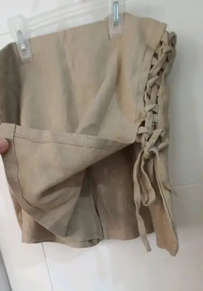 Shorts de lino beige con detalle lateral - miniatura 2