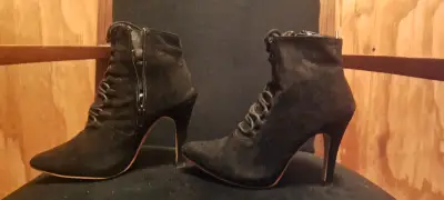 Botines de tacón alto negros con cordones - miniatura 1