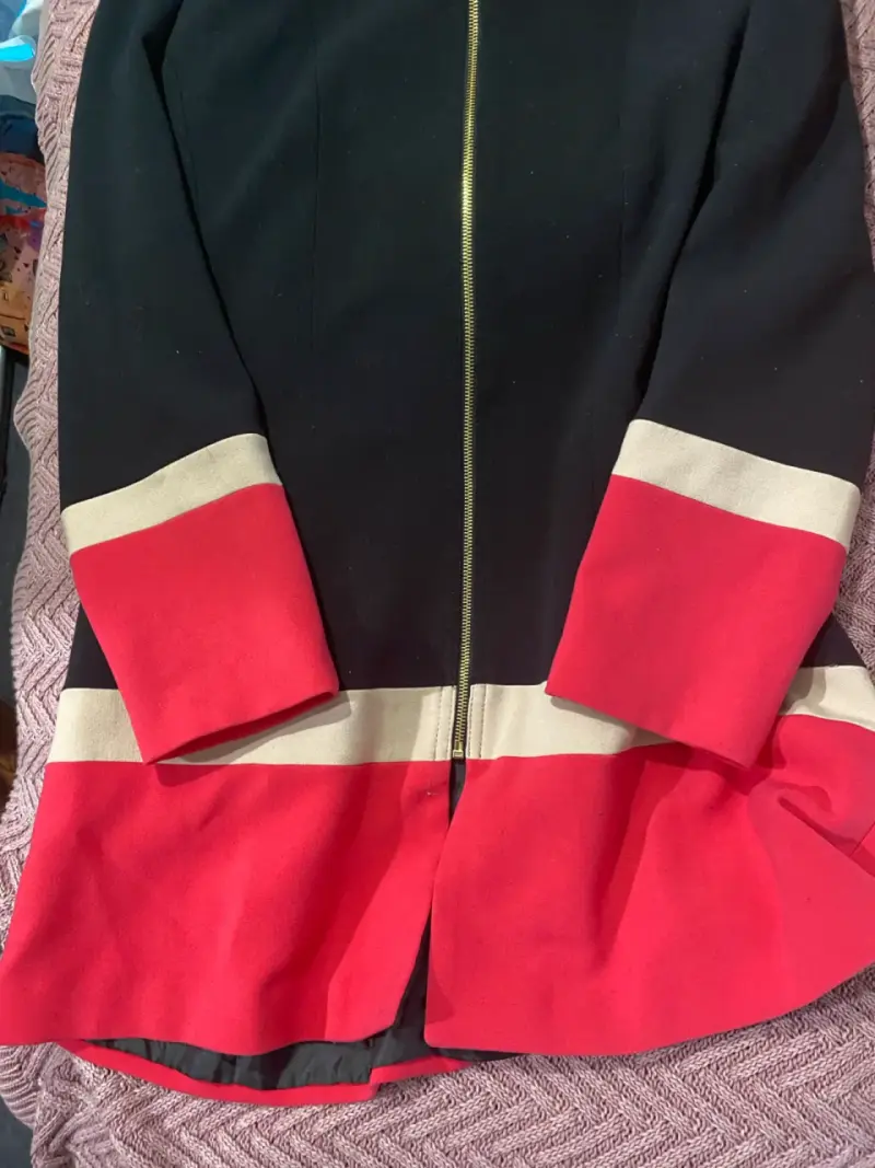 Abrigo negro con capucha de piel sintética y detalles rojos - 1