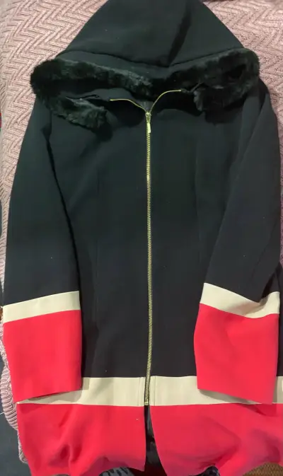 Abrigo negro con capucha de piel sintética y detalles rojos - miniatura 2