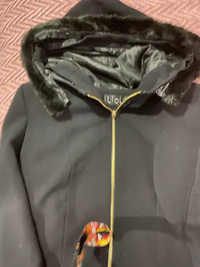 Abrigo negro con capucha de piel sintética y detalles rojos - miniatura 3